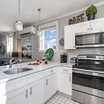 Hidden Pearl-3 Units-Private Patios-Near Broadway
