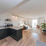 Two Condos On Music Row That Sleeps 14 With Pool And Parking