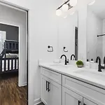 Two Adjacent Homes Sleeps 24 Only 3 Miles To Broadway