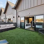 Two Adjacent Homes Sleeps 24 Only 3 Miles To Broadway Holiday home