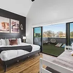 Two Adjacent Homes Sleeps 24 Only 3 Miles To Broadway Holiday home