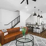 Two Adjacent Homes Sleeps 24 Only 3 Miles To Broadway Holiday home *