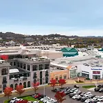 Luxury Home In Green Hills With Garage And Walk To The Park