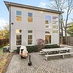 Two Adjacent Homes In 12 South And Belmont Area Sleeps 20 People Holiday home *