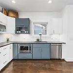 Holiday home Two Adjacent Homes In 12 South And Belmont Area Sleeps 20 People *