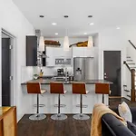 Two Adjacent Homes In 12 South And Belmont Area Sleeps 20 People Holiday home