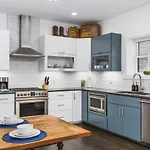 Two Adjacent Homes In 12 South And Belmont Area Sleeps 20 People *
