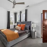 Holiday home Two Adjacent Homes In 12 South And Belmont Area Sleeps 20 People *