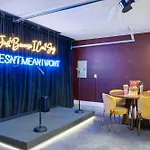 The Morrison - Karaoke Theater Backyard Oasis *