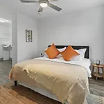 Apartment Mid-century Charm In Midtown