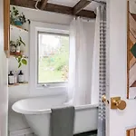 Dreamy Tiny House With Hot Tub And Garden Patio Holiday home *