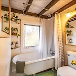 Holiday home Dreamy Tiny House With Hot Tub And Garden Patio
