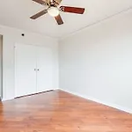 Apartment Traveling Professionals. Garage Parking. Downtown.