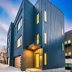 Luxury Hot Tub & Rooftop Deck Downtown Holiday home Nashville