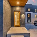 Luxury Hot Tub & Rooftop Deck Downtown Holiday home