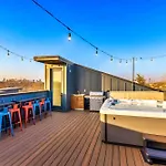 Holiday home Luxury Hot Tub & Rooftop Deck Downtown