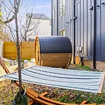 Luxury Hot Tub & Rooftop Deck Downtown Holiday home