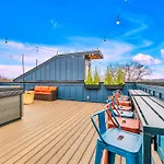 Luxury Hot Tub & Rooftop Deck Downtown Holiday home