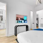 Holiday home Luxury Hot Tub & Rooftop Deck Downtown