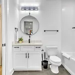 Luxury Hot Tub & Rooftop Deck Downtown Holiday home *