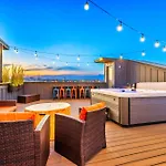 Luxury Hot Tub & Rooftop Deck Downtown * Nashville