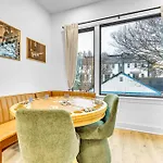Holiday home Luxury Hot Tub & Rooftop Deck Downtown *