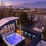 Twin Homes Rooftop Deck Hot Tub Outdoor Kitchen Holiday home Nashville