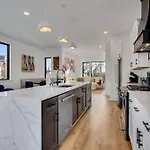 Holiday home Twin Homes Rooftop Deck Hot Tub Outdoor Kitchen *