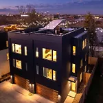 Rooftop Deck Hot Tub & Game In Holiday home *