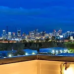 Double Rooftop Decks Hot Tub Karaoke Holiday home *