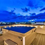 Holiday home Double Rooftop Decks Hot Tub Karaoke *