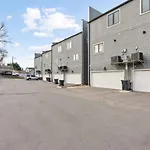 2 Chic Townhomes Near Geodis Sleeps 22