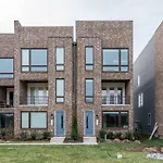 2 Chic Townhomes Near Geodis Sleeps 22