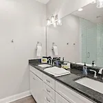 2 Chic Townhomes Near Geodis Sleeps 22 Holiday home