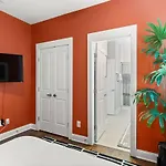 Holiday home 2 Chic Townhomes Near Geodis Sleeps 22 *