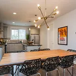 2 Chic Townhomes Near Geodis Sleeps 22