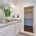 Holiday home 2 Chic Townhomes Near Geodis Sleeps 22 *