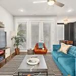 Holiday home 2 Chic Townhomes Near Geodis Sleeps 22