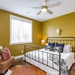 Holiday home 2 Chic Townhomes Near Geodis Sleeps 22 *
