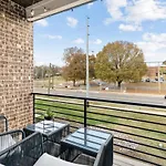 Holiday home 2 Chic Townhomes Near Geodis Sleeps 22