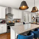 2 Chic Townhomes Near Geodis Sleeps 22 Holiday home