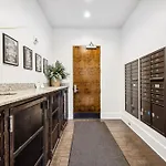 Legends Loft Modern Near Vandy On West End Holiday home