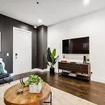 Legends Loft Modern Near Vandy On West End Holiday home