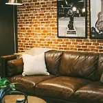 Legends Loft Modern Near Vandy On West End Holiday home *