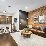Legends Loft Modern Near Vandy On West End Holiday home