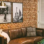 Legends Loft Modern Near Vandy On West End Holiday home *