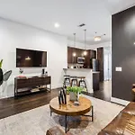 Legends Loft Modern Near Vandy On West End Holiday home *
