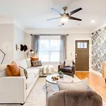 Belmont And Broadway Great For Groups Holiday home