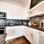 615 Vibe East Getaway 3 Miles To Downtown Holiday home