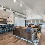 Skyline With Penthouse & Rooftop Deck 6br By Maddox Apartment